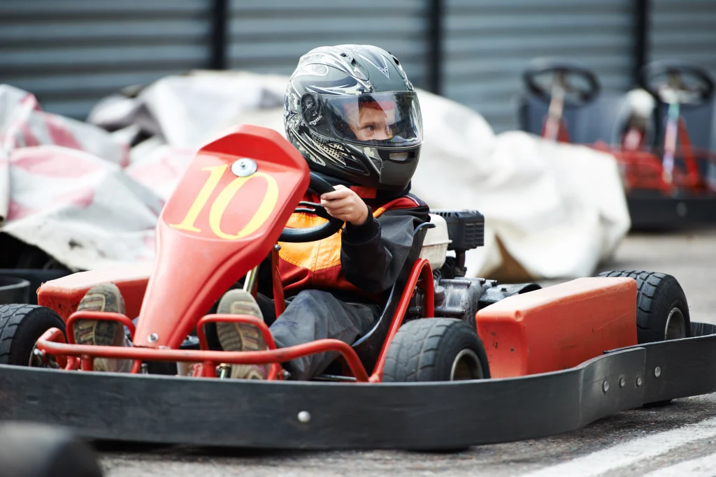 Enfant faisant du karting