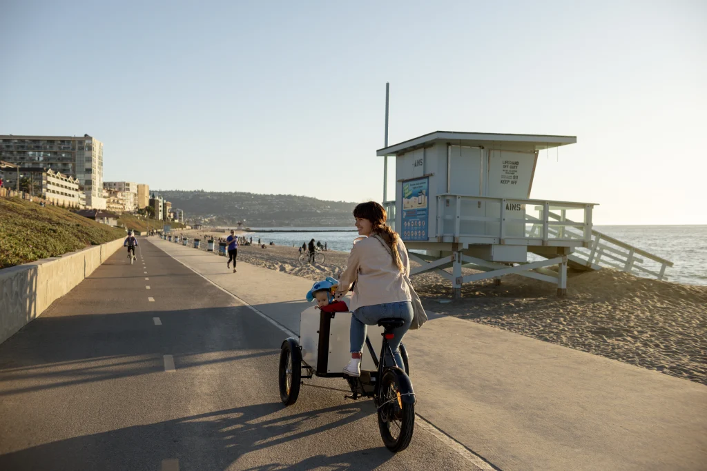 Une mère avec son enfant sur un vélo