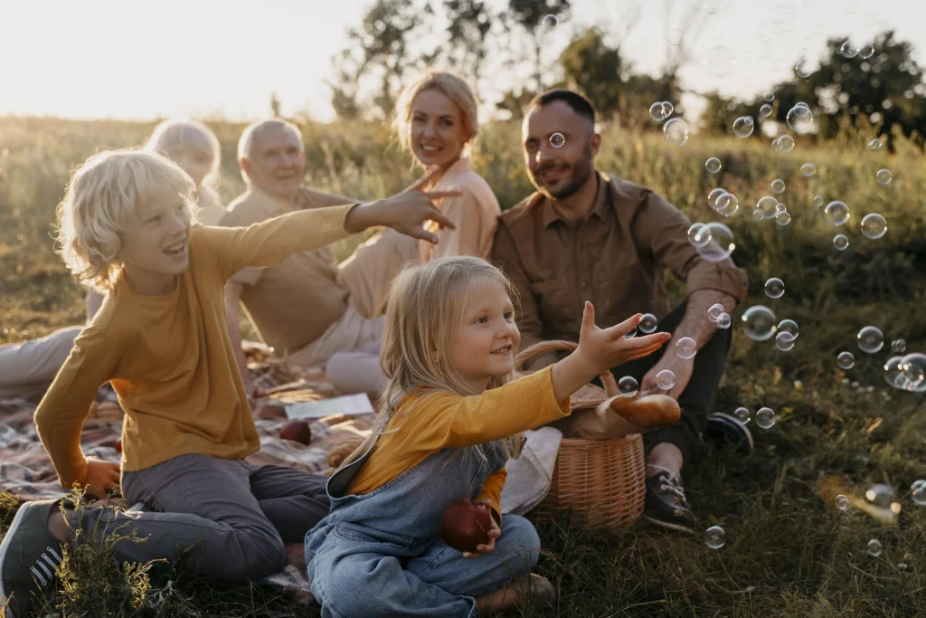 Illustration d’une famille et d’amis partageant une activité sportive familiale conviviale en extérieur, ambiance festive et détendue.