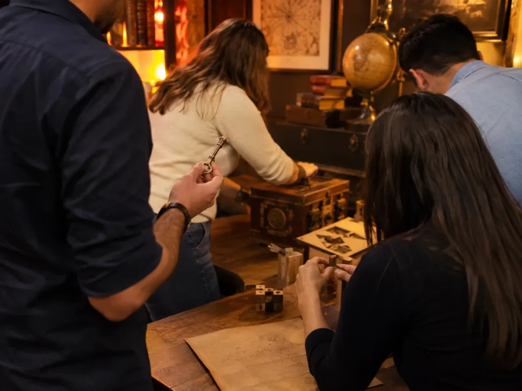 Collègues qui relèvent ensemble une épreuve d'équipe en intérieur lors d'un team