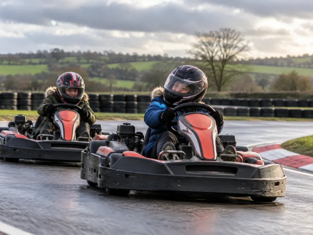Enfants en karting sur une piste extérieure pendant les vacances scolaires