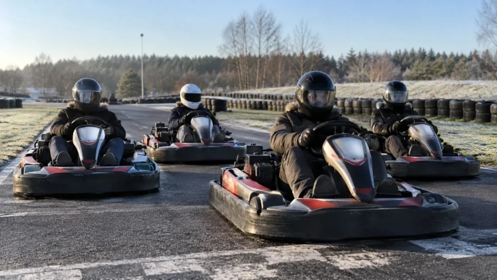 Équipe de collègues au départ d'une course de karting en plein air en hiver