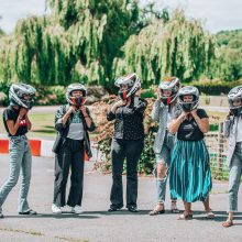 personnes sur circuit de karting